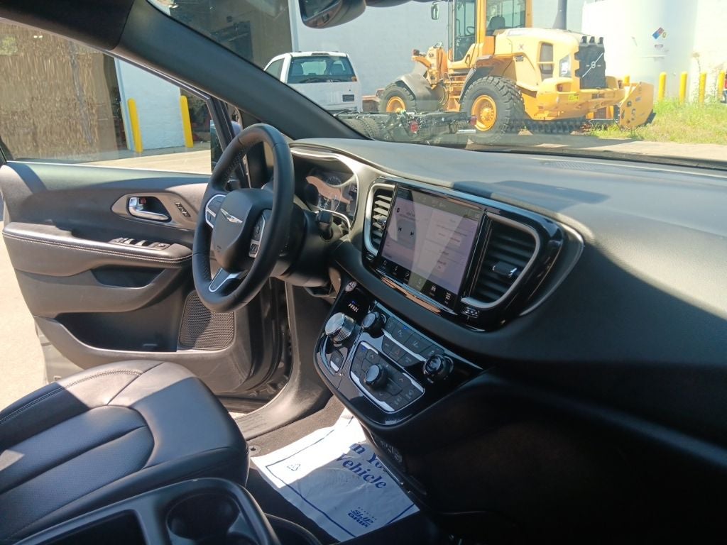 2025 Chrysler Pacifica Select